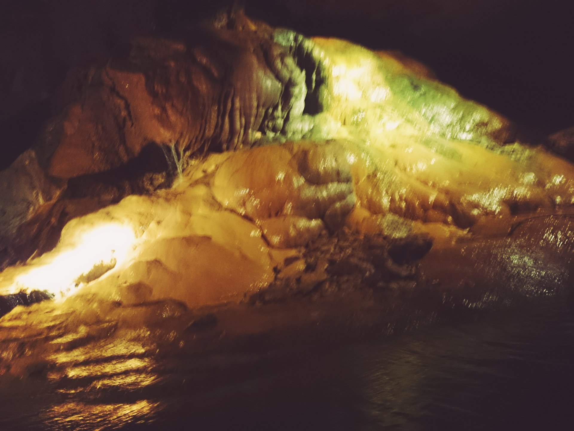 アメリカケンタッキー州で人気の洞窟探検！ブルーホールと大自然も満喫プラン 
