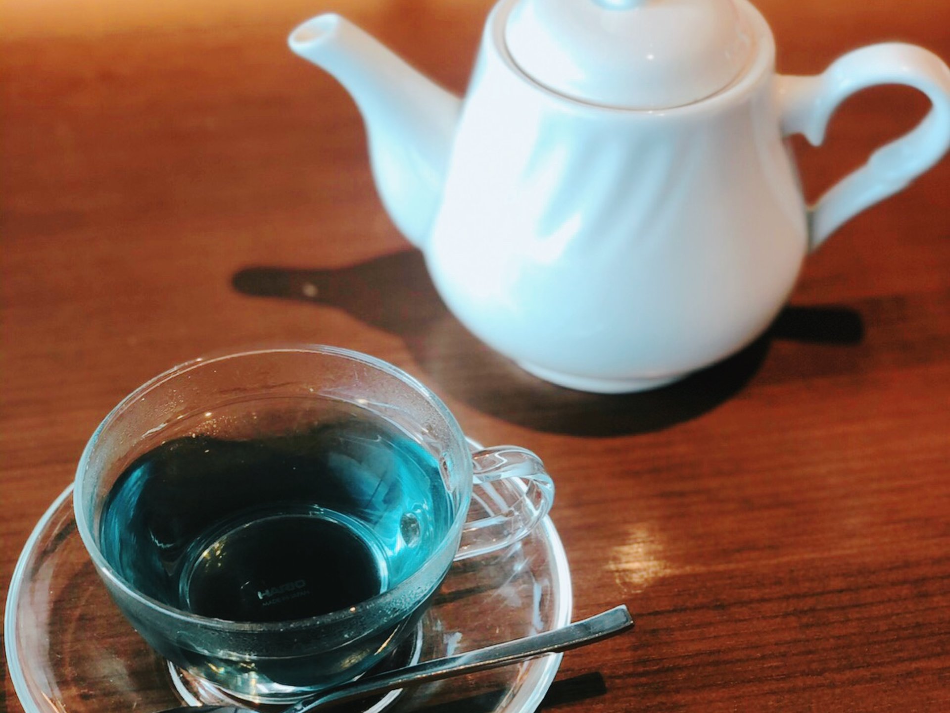 ブルーの不思議なお茶、ハッピーカラーの春サラダ、新宿で出会うフォトジェニックドリンク＆フードはこれ♡
