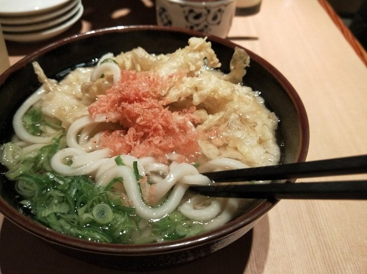 九州地元民に聞いた東京でめちゃくちゃおいしい九州のうどんが食べられるお店 あご出汁ウメ Playlife プレイライフ