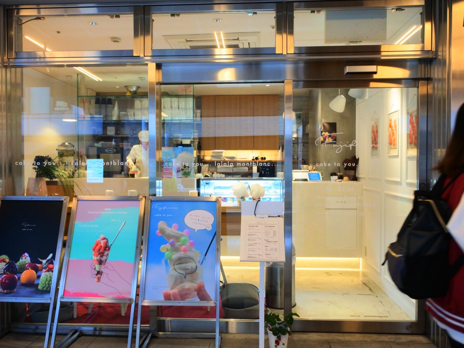 京橋 カフェ 新鮮すぎるスイーツ店 オーダーしてから作られる生しぼりモンブランと芸術的なケーキ Playlife プレイライフ