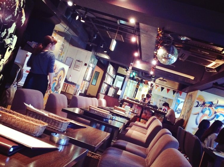 渋谷おすすめカフェ ミラーボールにdjブースのある店内で女子会 カップルシートでデートの休憩にも Playlife プレイライフ
