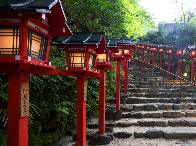 京都 鞍馬寺から貴船神社へハイキング 風流に川床料理をいただく 叡山電車 右源太 鞍馬天狗 牛若丸 Playlife プレイライフ