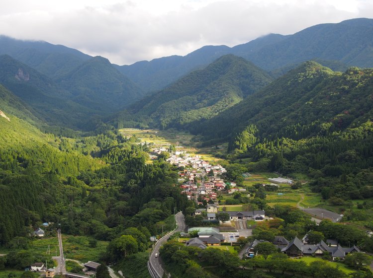 山形 観光 煩悩を捨てろ 1000段の階段を登る修行 そこに待っているのは絶景だ Playlife プレイライフ