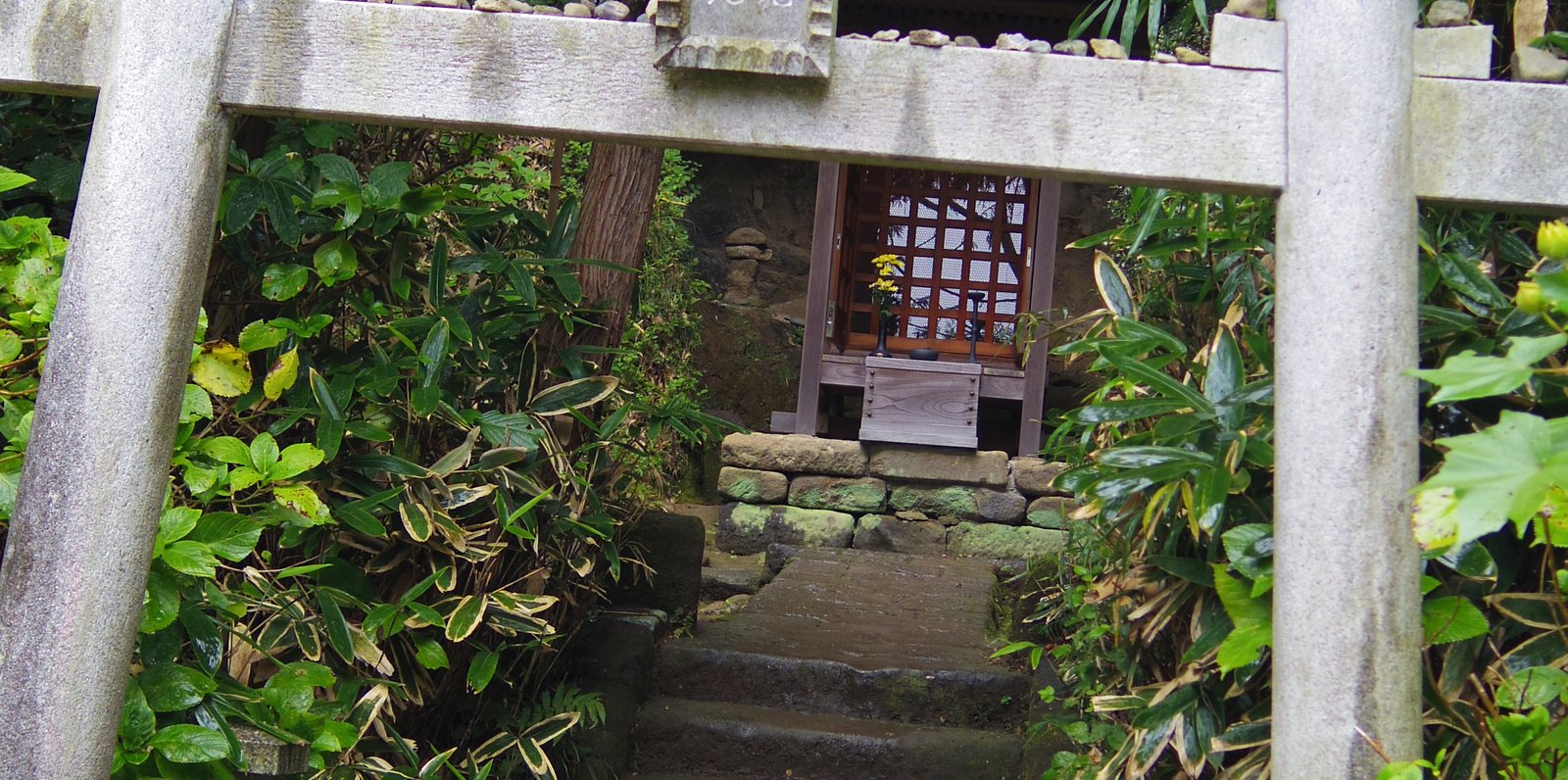 杉本寺 供養塔と六地蔵