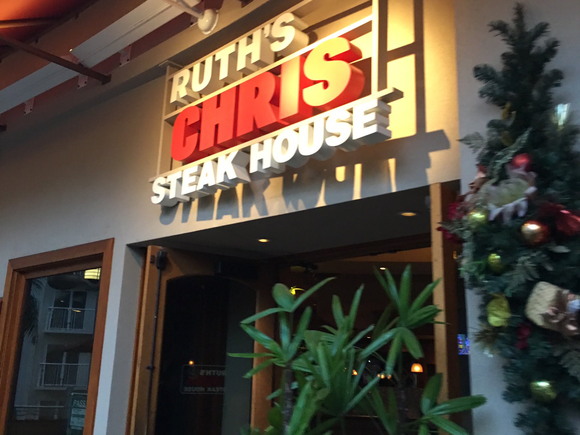 Ruth's Chris Steak House Waikiki - Oahu （ルースズ・クリス・ステーキハウス）