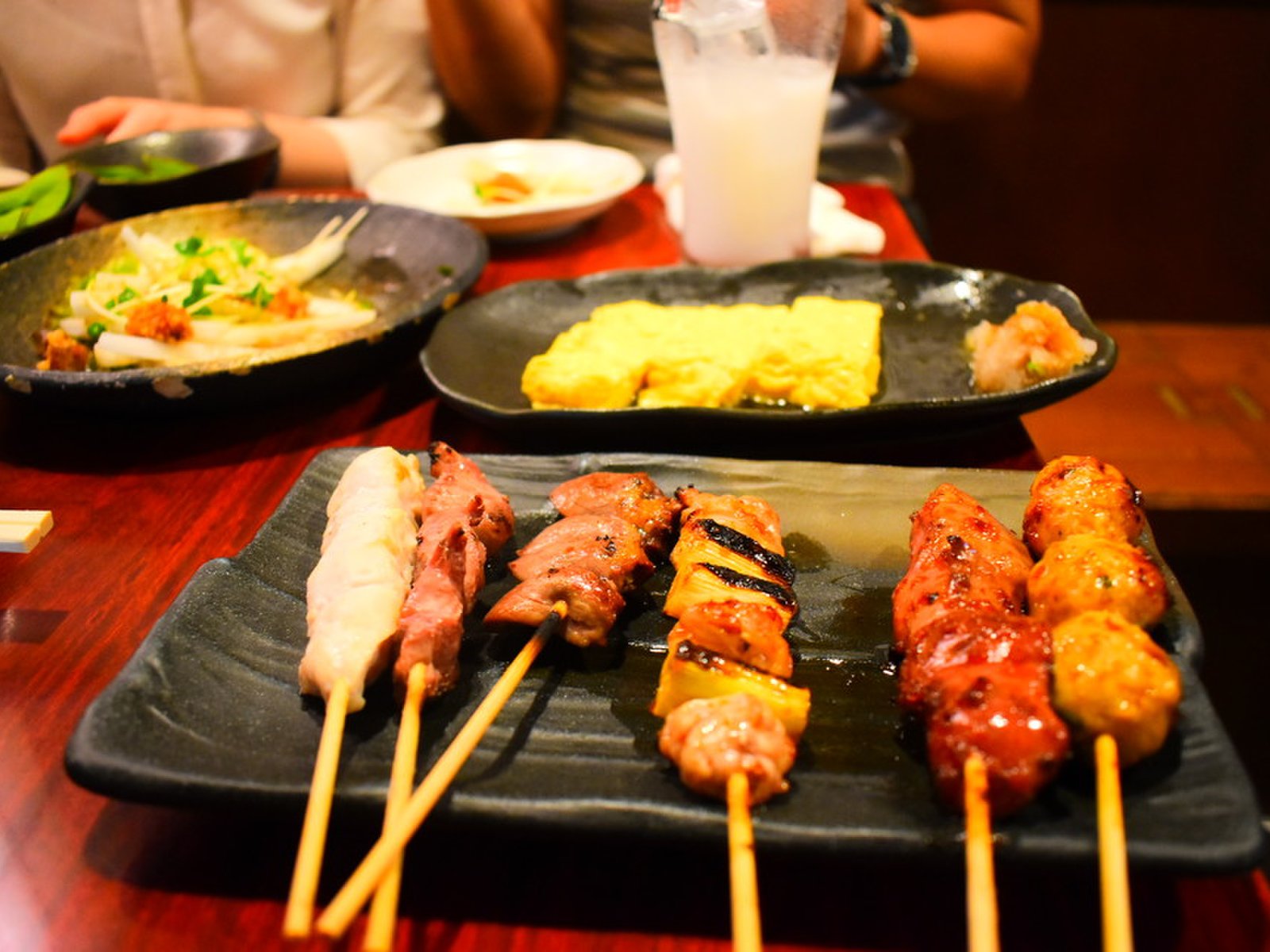 大阪4年目の私がお勧めするコスパ抜群の激ウマ焼き鳥 梅田にある闘鶏が目印のしゃも三郎で乾杯しよ Playlife プレイライフ