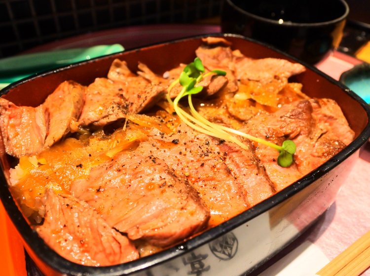 無性にお肉が食べたい そんな時は梅田にある駅近コスパ抜群のビフテキ重 肉飯のロマン亭で肉活しよう Playlife プレイライフ