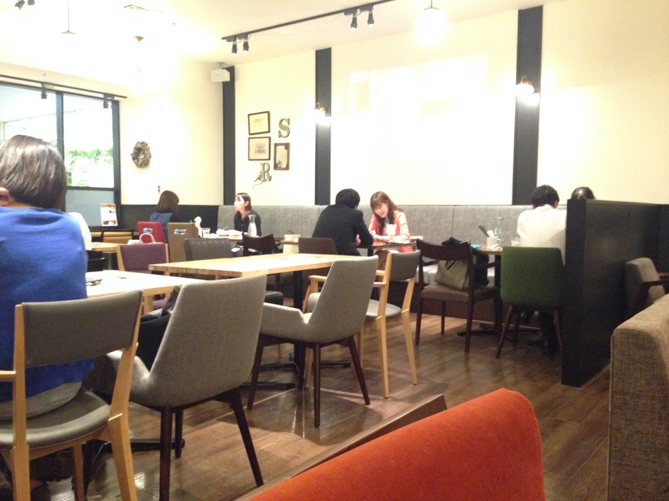新宿でデートにおすすめのソファ席があるカフェ3選 Playlife プレイライフ