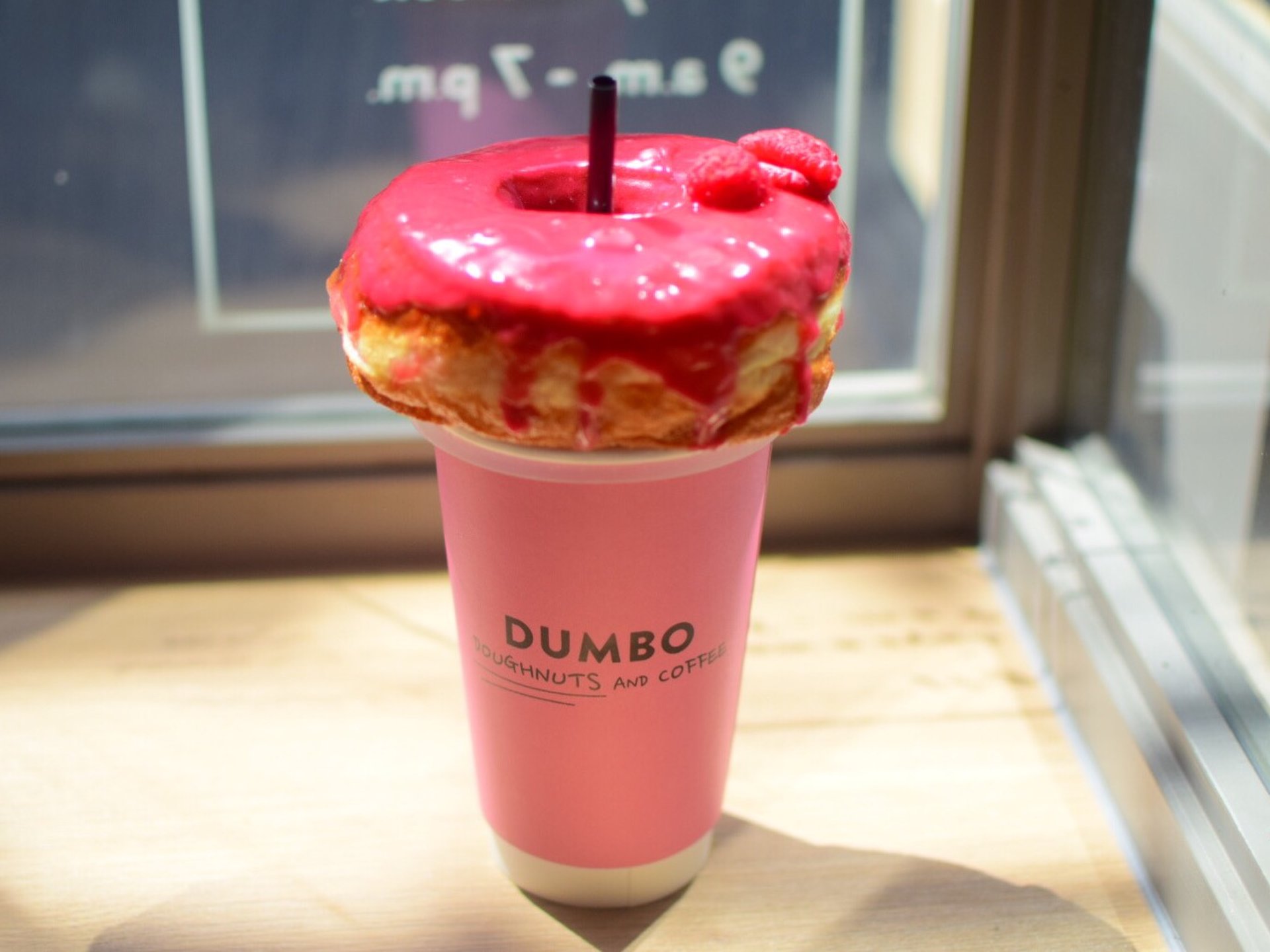 【ダンボ ドーナツ アンド コーヒー】インスタ映え抜群◎ピンクのカップが可愛い、ドーナツカフェ♪