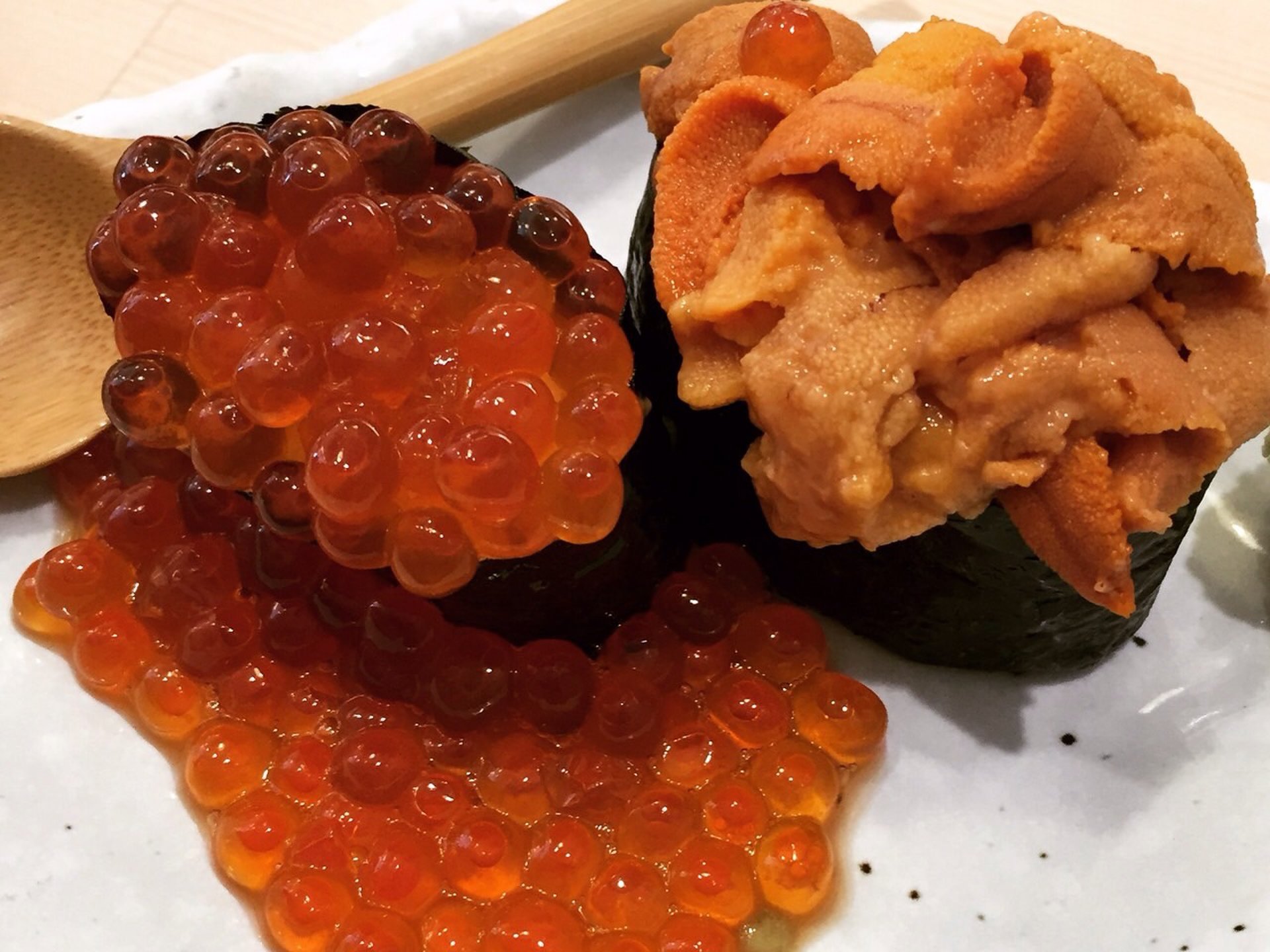 【神田】「江戸ッ子寿司」で食べられる、うにといくらがあふれる豪華軍艦巻き！
