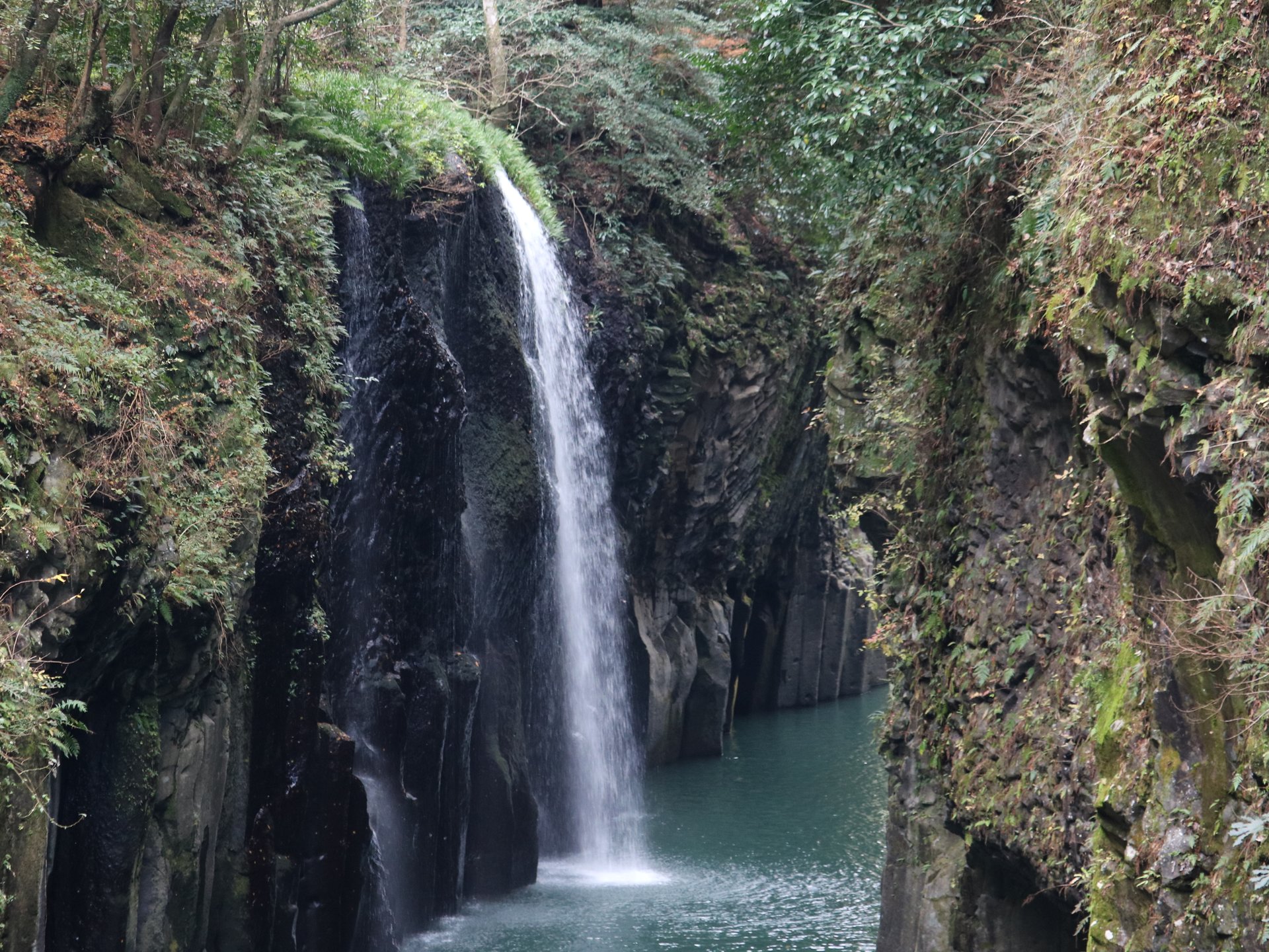 【高千穂】真名井の滝と翡翠色の水、断崖絶壁が芸術的な美しさ！神秘の渓谷 高千穂峡を行く♪