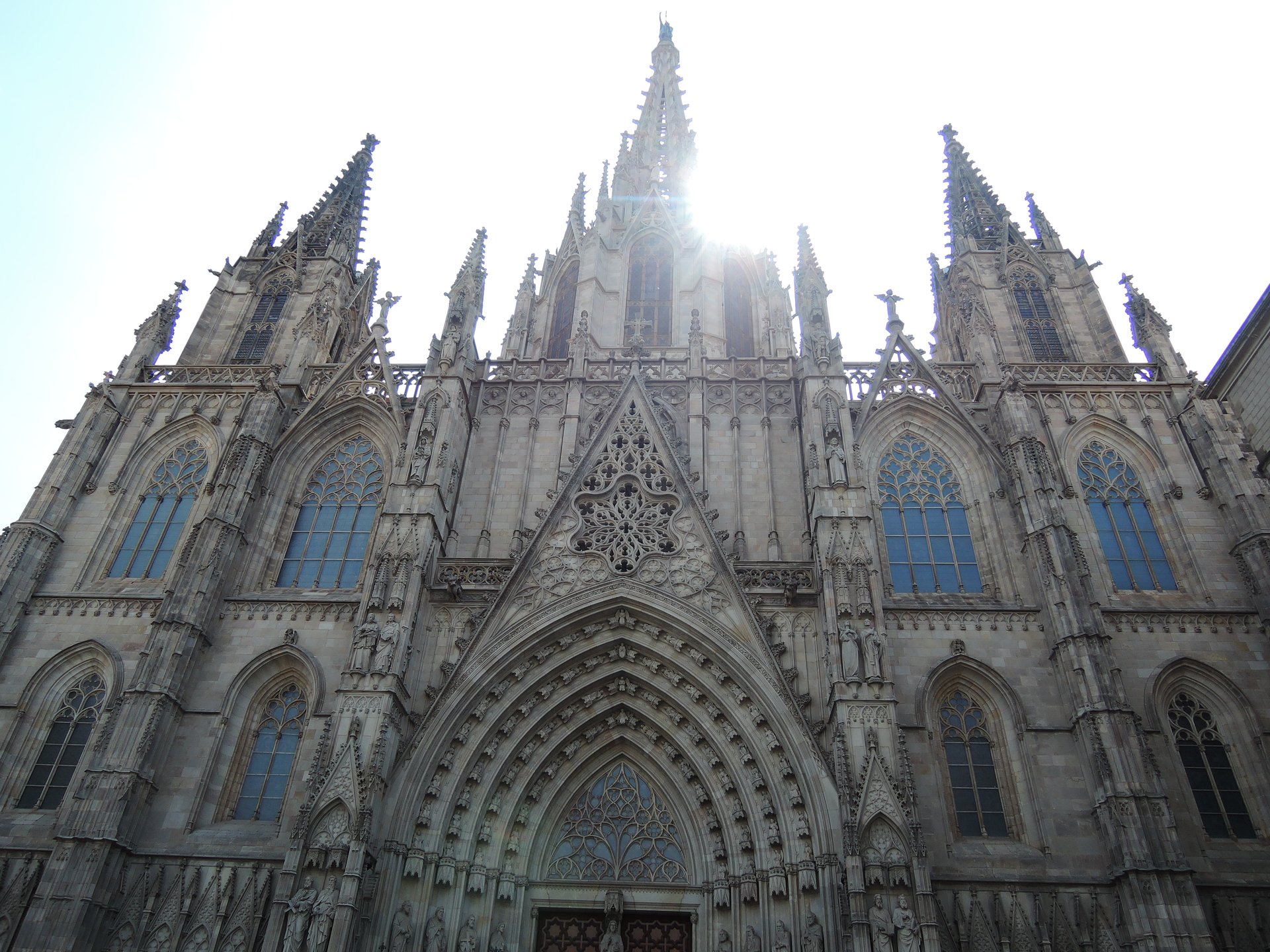 歴史あふれる街『バルセロナ』アントニ・ガウディの有名な作品の建築物3選！<スペイン・バルセロナ観光>