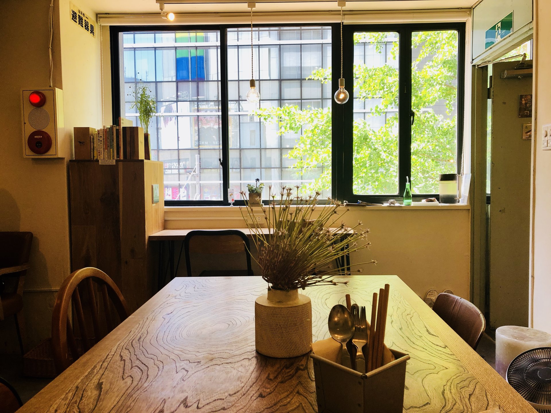 新宿のほんわか隠れ家カフェ発見！アートが彩り、光が優しく差し込むおしゃれなムブカフェにランチ行こう！