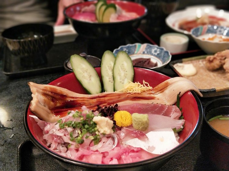 熱海の激ウマ海鮮丼はここ 予約殺到の海鮮居酒屋 穴場の時間帯も教えます おすすめランチ Playlife プレイライフ