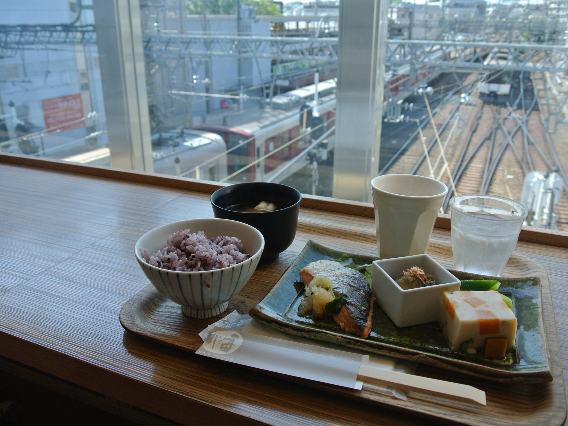 鉄道マニア大興奮！列車を眺めながらランチやお茶ができるカフェ「幡・INOUE」【奈良・大和西大寺】