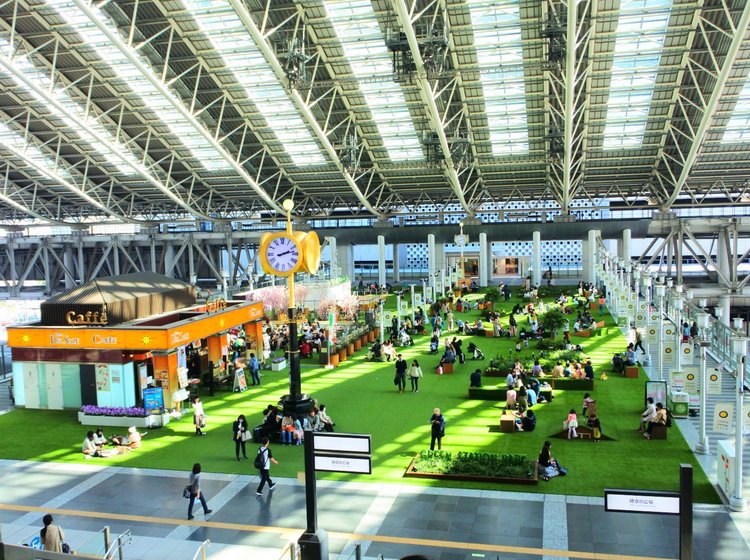 大阪 期間限定 駅内に芝生 時空の広場に裸足で遊べる芝生空間が登場 お花見もできます Playlife プレイライフ