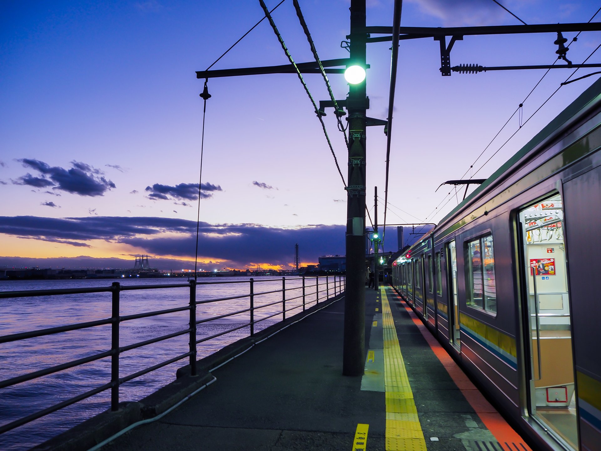 ノスタルジアな鶴見線旅！”とある駅”には海が広がる絶景が待っている⁉