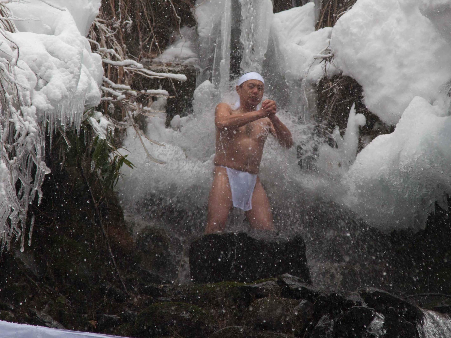 【しおざわ雪譜まつり　パート1】 雪に包まれた山中で、山伏による滝打ちの水行を見る