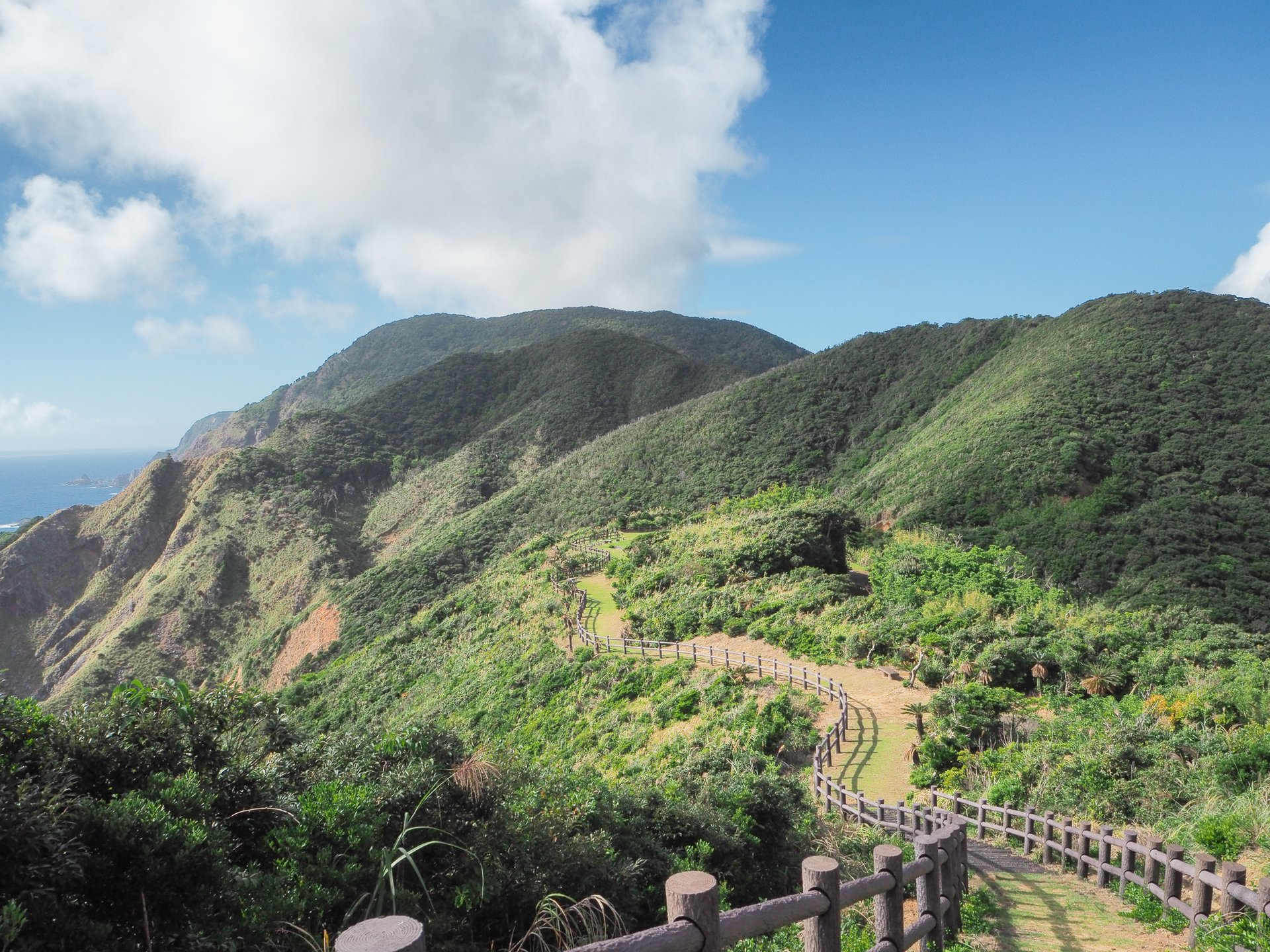 加計呂麻島の歴史「安脚場戦跡公園」と島の絶景をゆったり楽しむドライブ＆散策旅