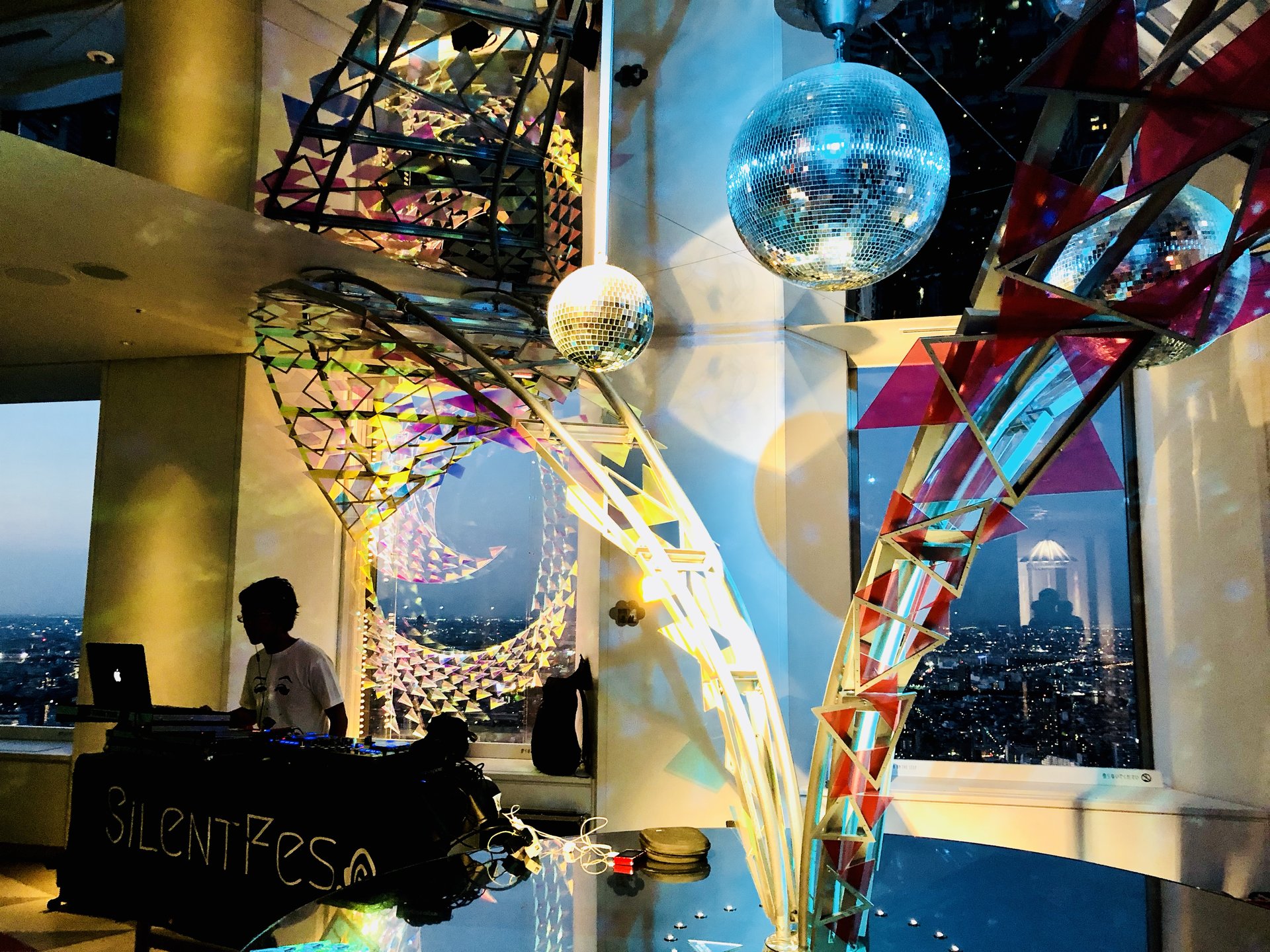 サイレントディスコ、デジタルアート...。サンシャイン60展望台は新感覚なデートスポットにぴったり！