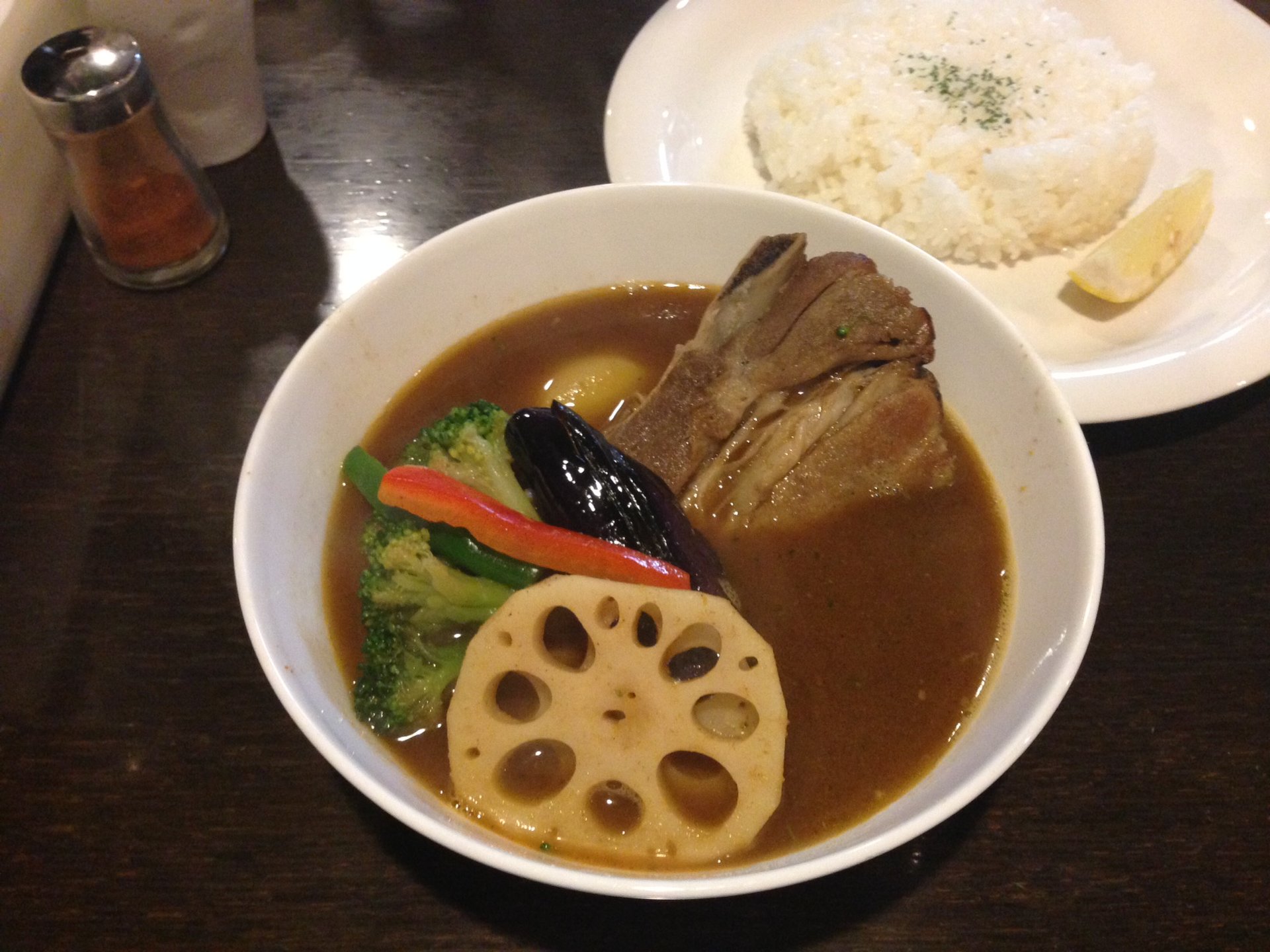 【札幌・大通】独自ブレンドの香辛料がスパイシーでおいしいスープカレー「SAVoY(サヴォイ）」