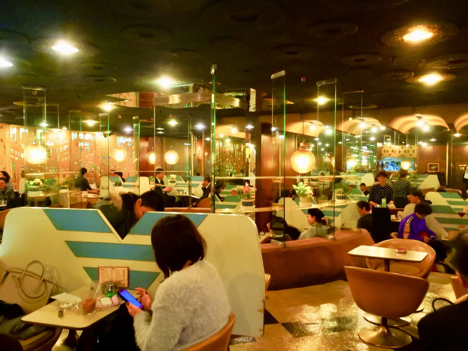 喫煙可能な宇宙船 梅田に残る伝説 マヅラ喫茶店 でレトロカフェを満喫しよう Playlife プレイライフ