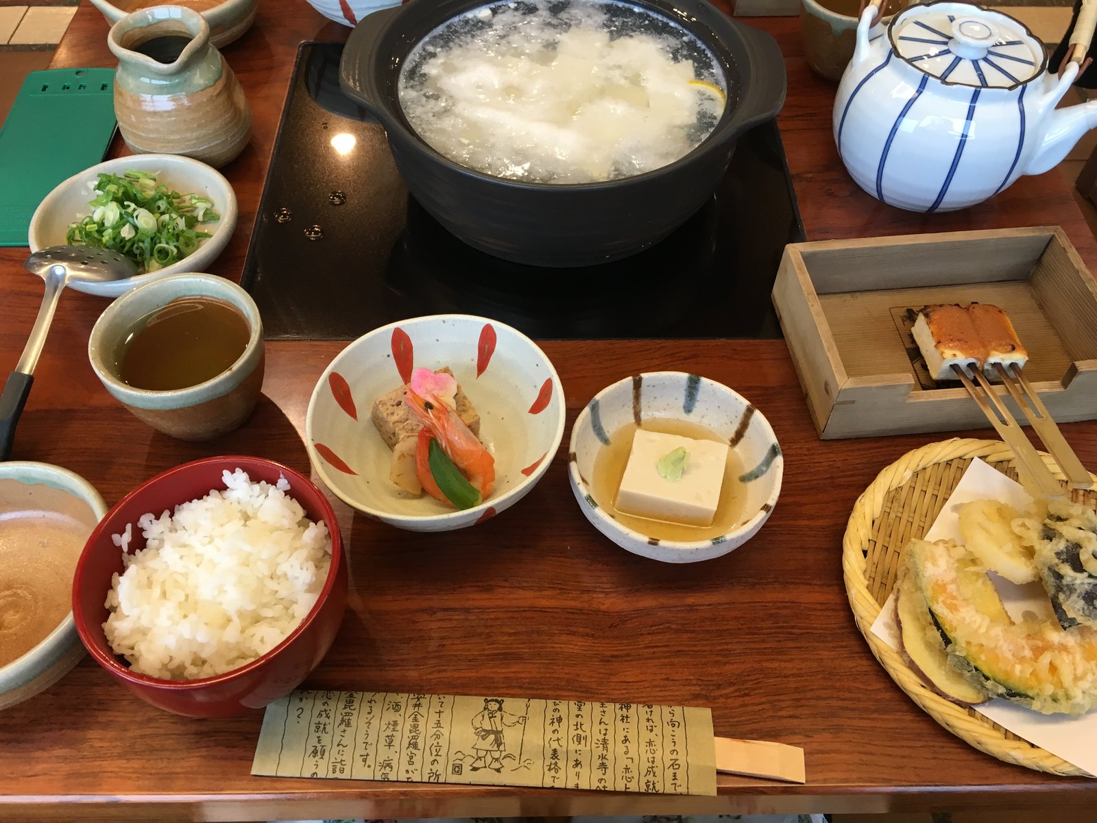 京都 清水寺周辺で美味しいランチをするなら リーズナブルに湯豆腐と湯葉をいただける おかべ家 Playlife プレイライフ