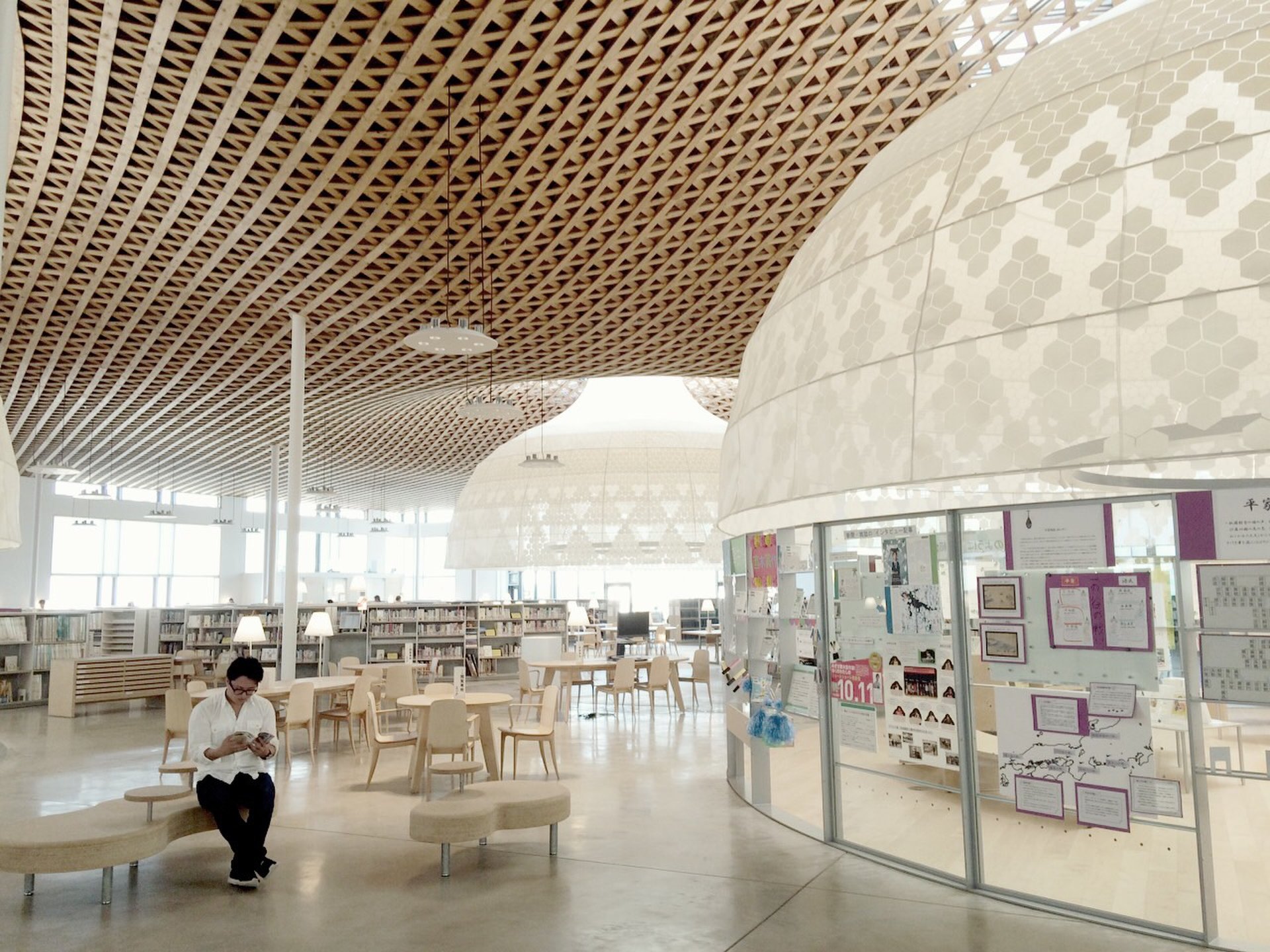 図書館内がまるでプラネタリウムのよう！？「建築界のノーベル賞」のお墨付きスポット！