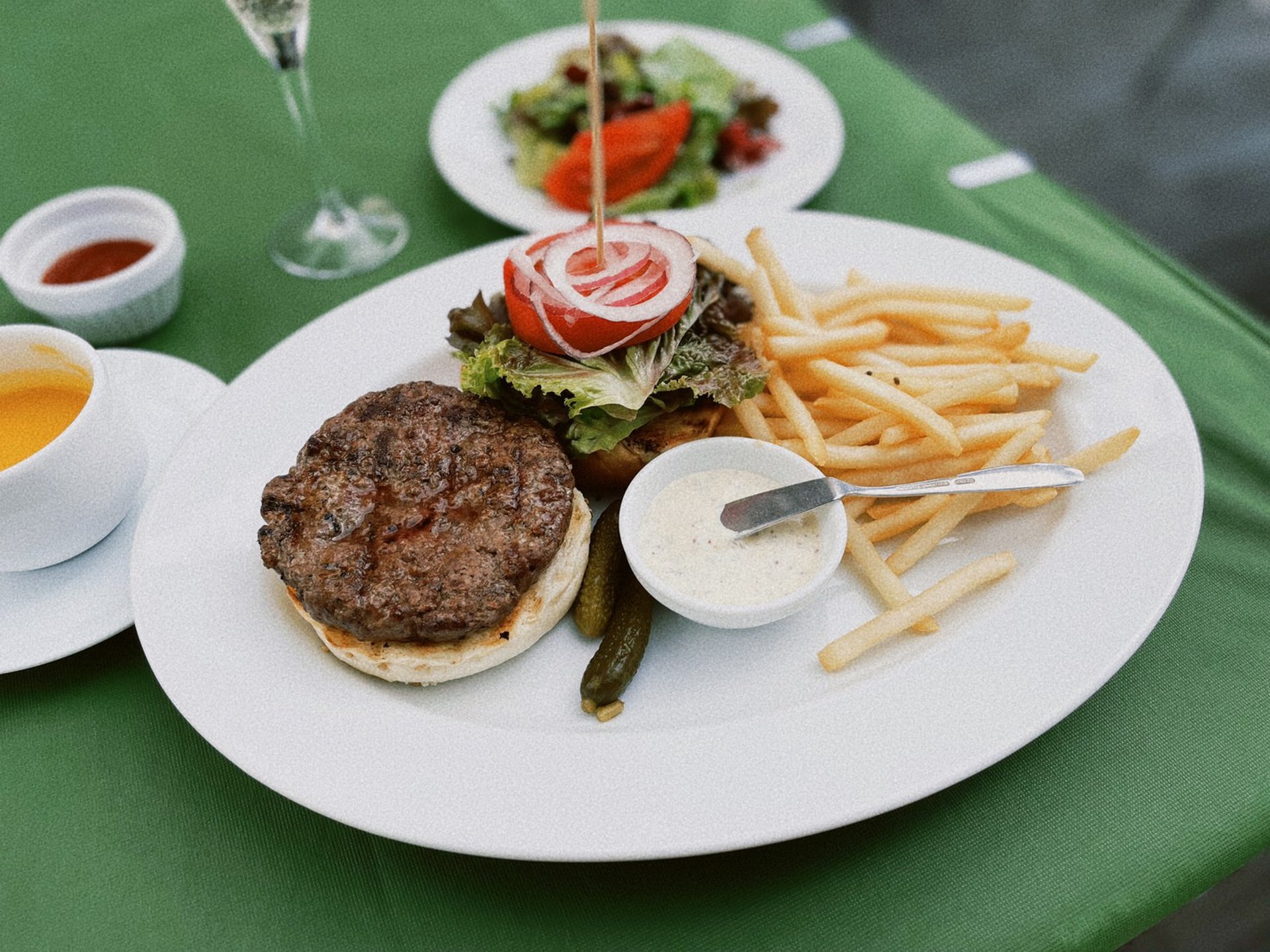 真昼の六本木で一息つこう♡大人な空間で食べるがっつりハンバーガーランチを楽しめるお店はここ♪