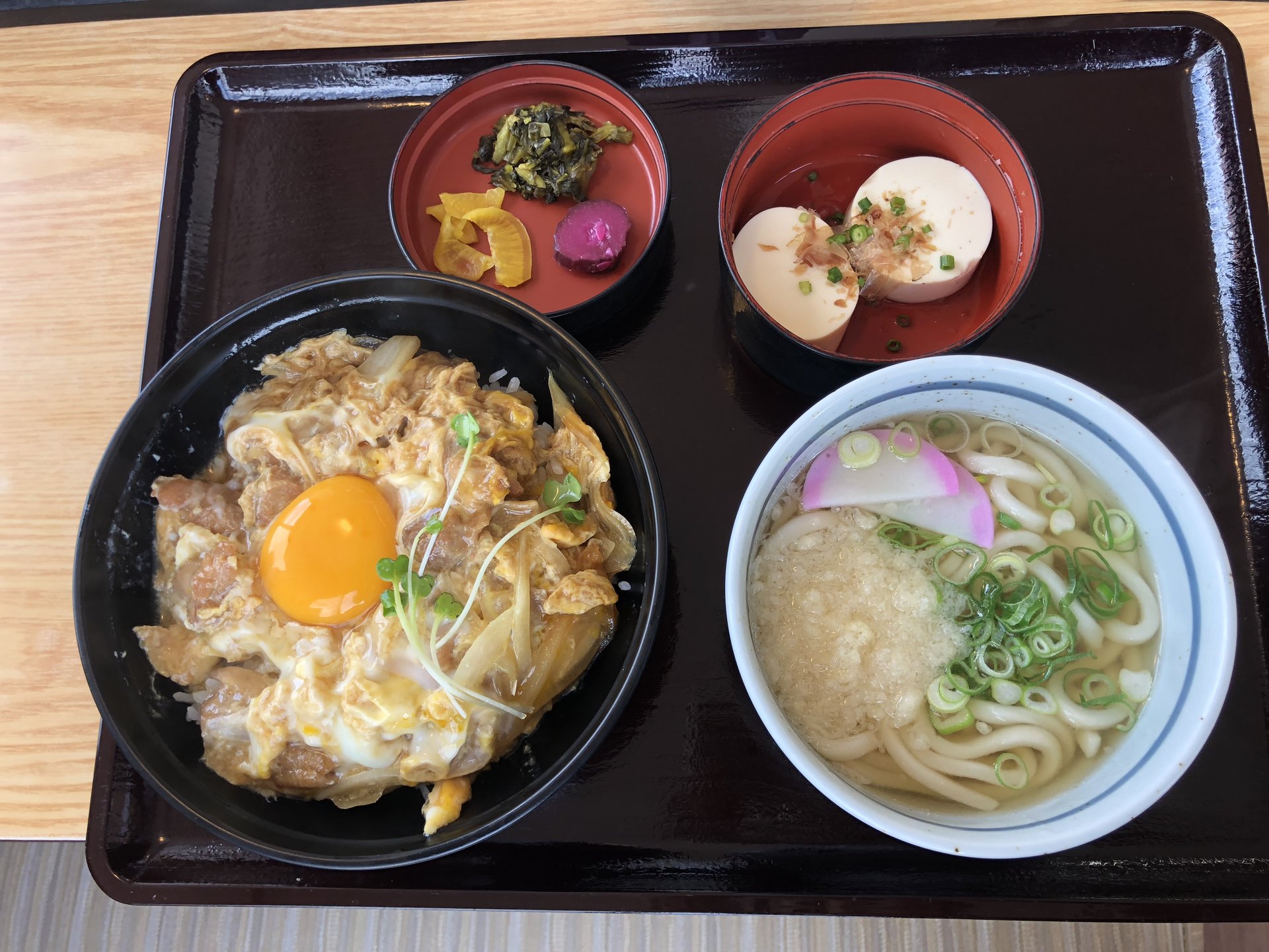 北海道の人も関西の人も絶賛した美味しいうどんつゆ。一回食べてみんしゃい麺勝のうどん♪