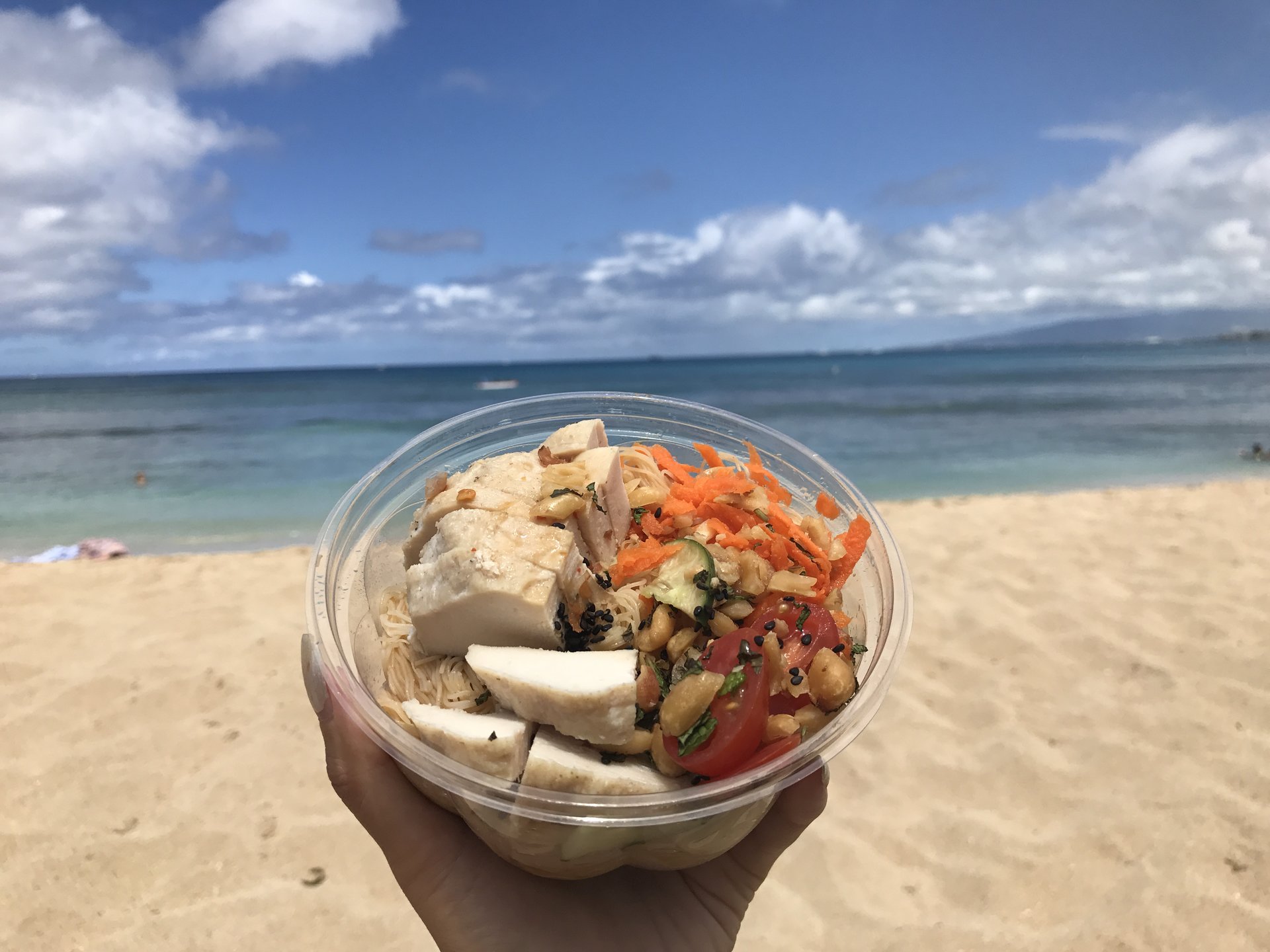 ハワイ女子旅！ヘルシーな朝食を持ってビーチでモーニングプラン。タッカー&ベヴィー、カピオラニパーク