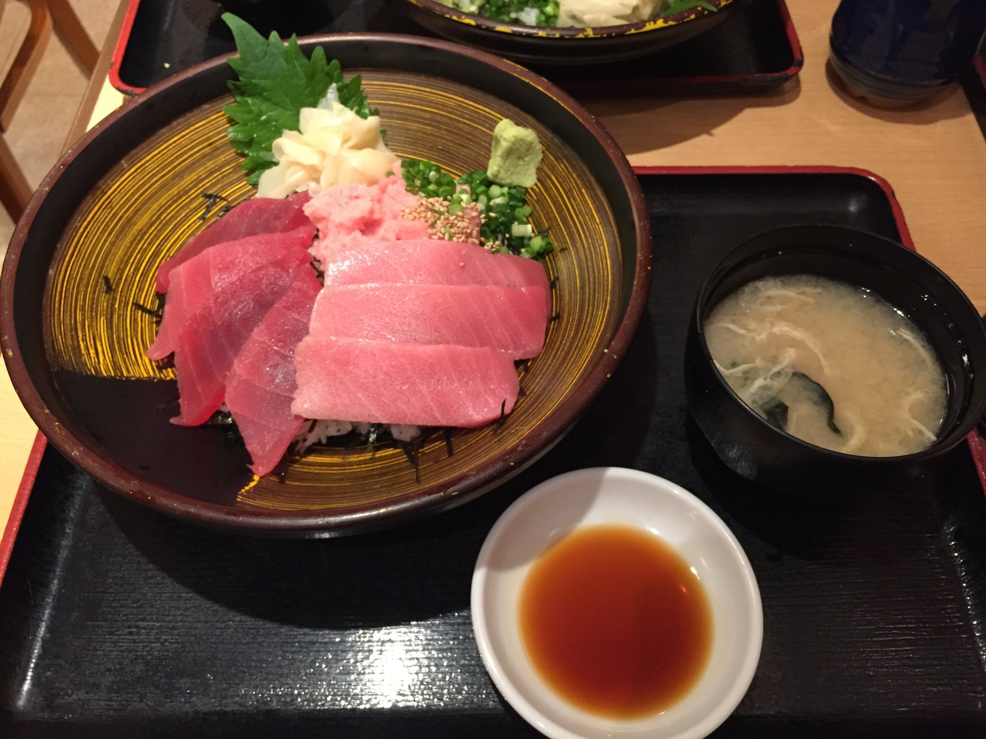 【99%満席！？】新宿駅西口メトロ食堂街「笹陣」の高級海鮮丼は、納得の味でした。