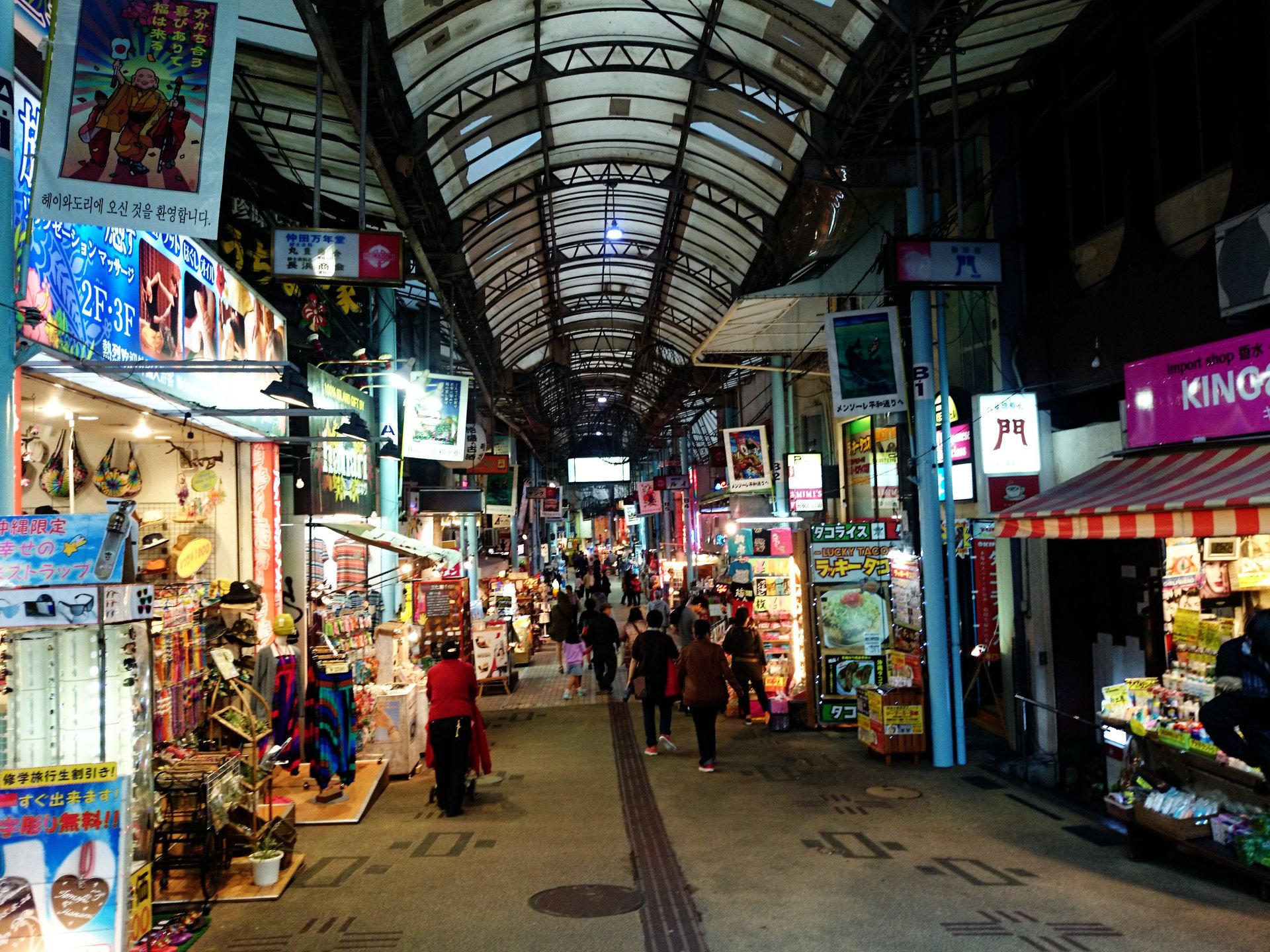 沖縄旅行/那覇国際通り近辺のローカル色が強い穴場な通り！街歩きデートプラン