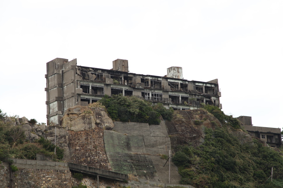 長崎県 軍艦島 端島 廃墟となった炭鉱の町をめぐる 進撃の巨人 007 B Z 世界遺産 Playlife プレイライフ
