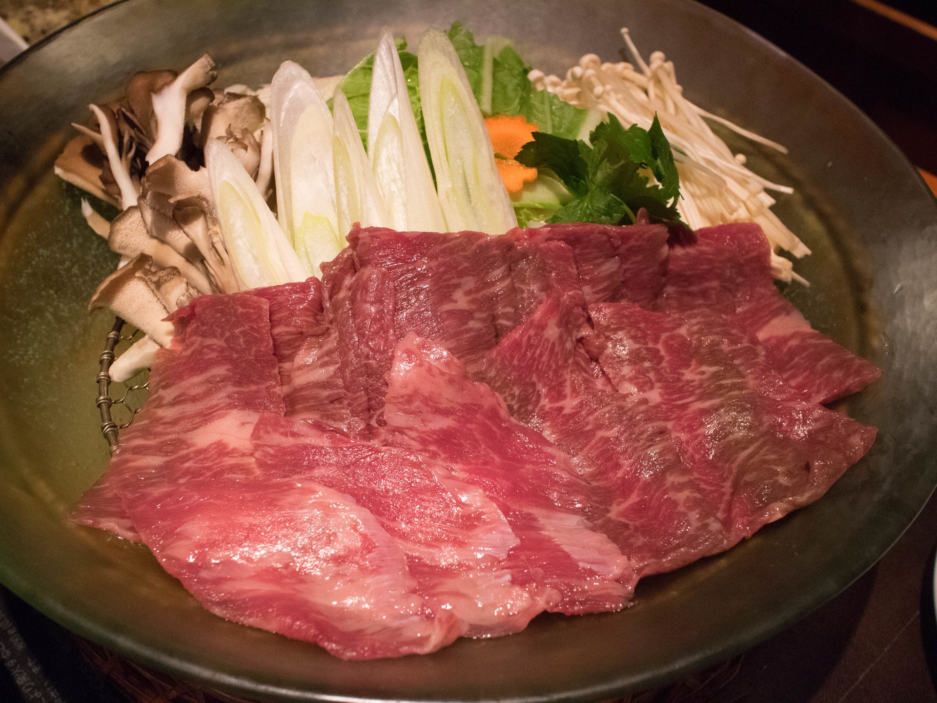長野県・松本　馬肉料理専門店で「馬のしゃぶしゃぶ」を食べて、夜の松本城を散歩する！