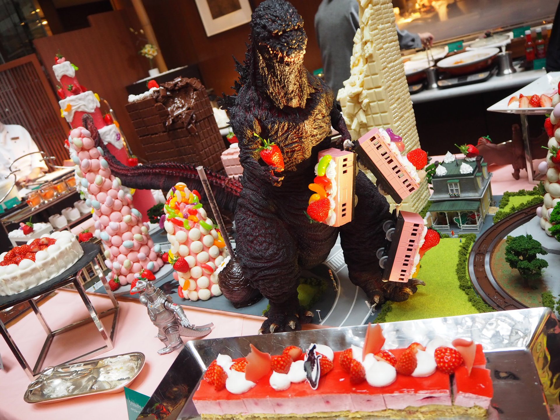 イチゴブッフェにゴジラが上陸!?ストリングスホテル東京「イチ・ゴジラ」の期間限定イベントに潜入！