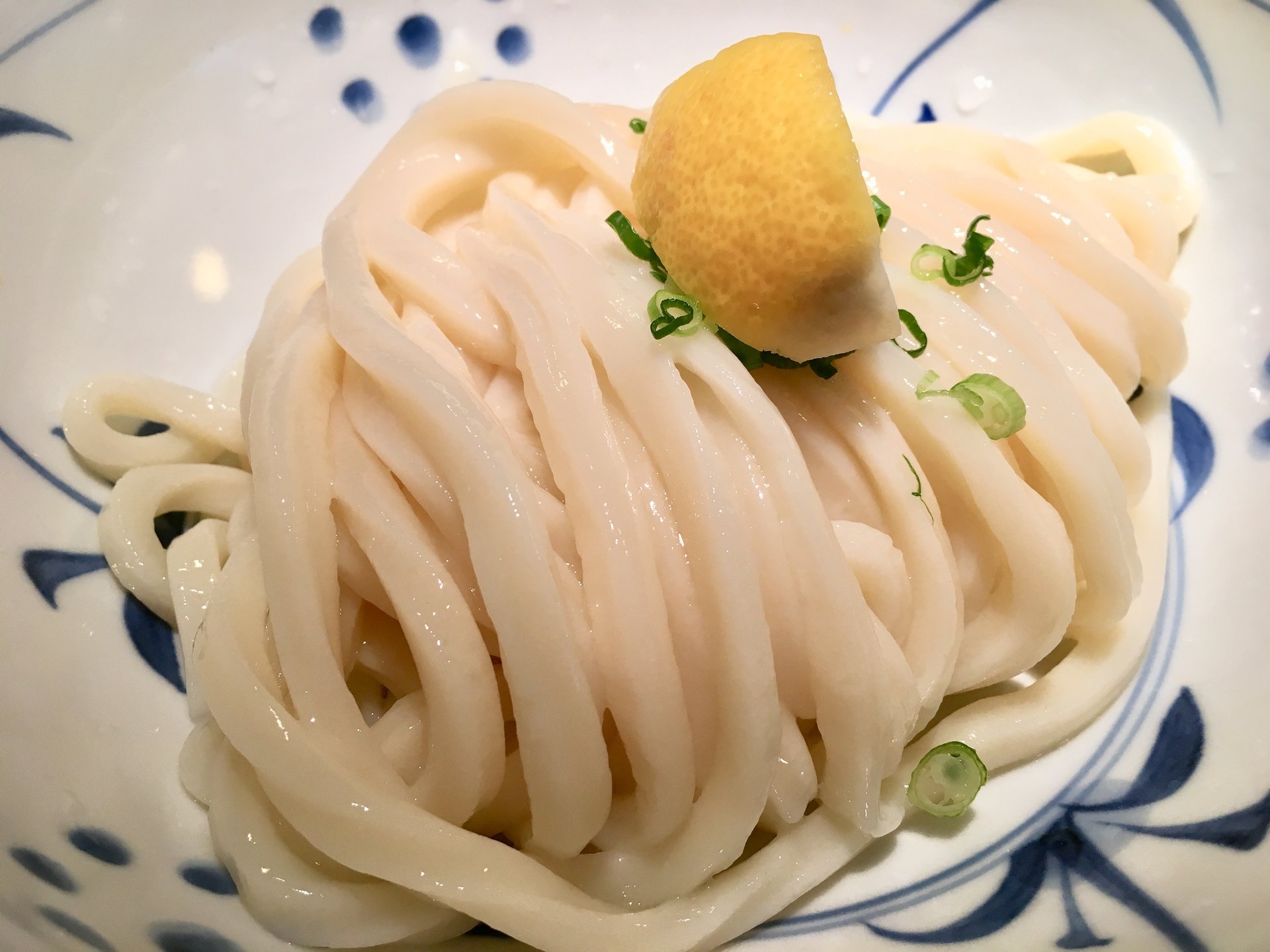 香川のもちもちうどん！人形町の街並みとともに絶品うどんを味わおう！