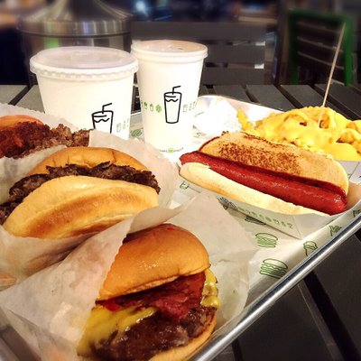 SHAKE SHACK 外苑いちょう並木店（シェイクシャック）