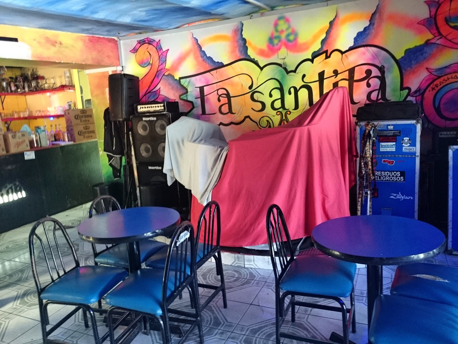 メキシコ旅行、サンルイスポトシの昼間からクラブ気分を味わえるクラブバー。 La santita