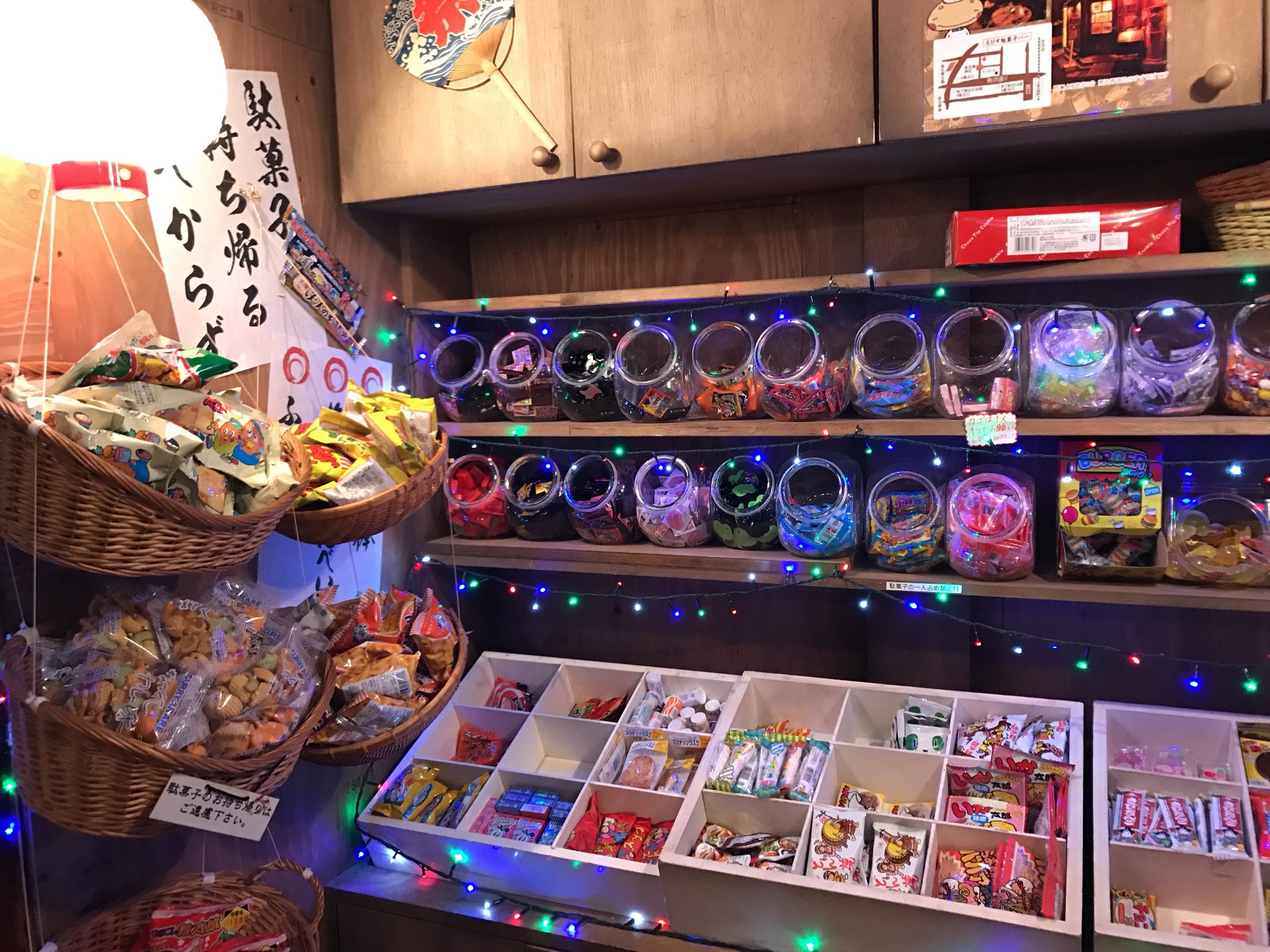 【渋谷2分】500円で駄菓子食べ放題！みんな懐かし駄菓子バーで子供の夢を叶えちゃおう♡