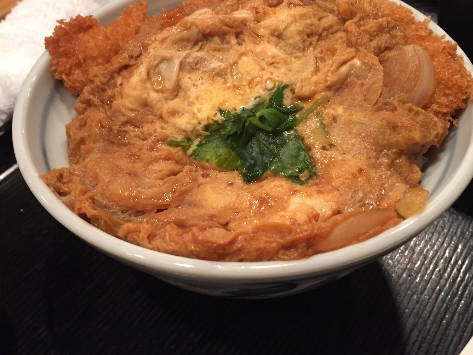 かけカツ丼それとも煮カツ丼 都心でカツ丼を食べたい時は荒木町の鈴