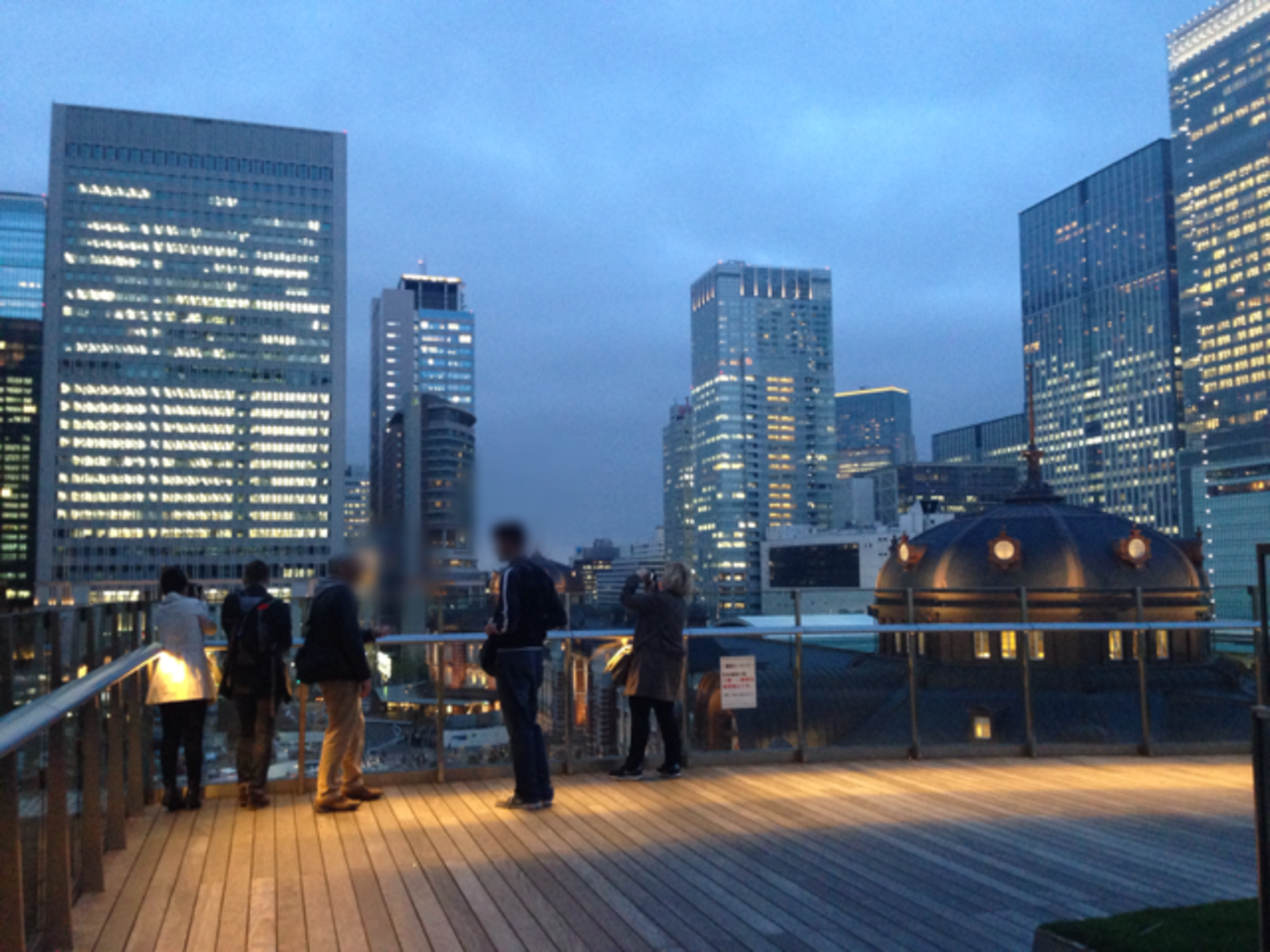 東京駅と丸の内の夜景がキレイ☆KITTEの無料 屋上庭園とレストランで、気分転換＆リラックス♪
