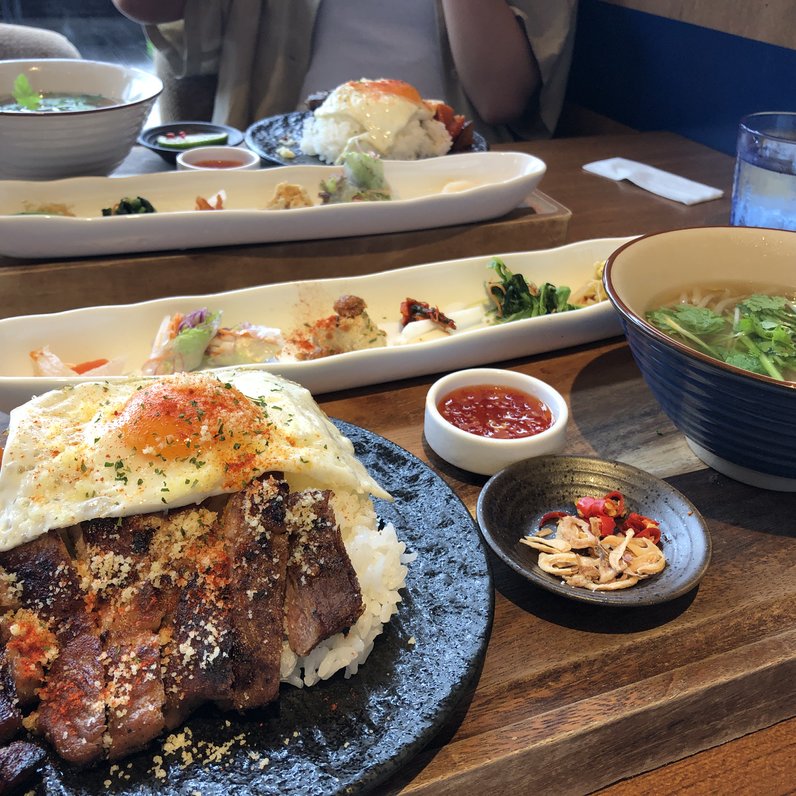 鶏とチーズ 湊町リバーカフェ