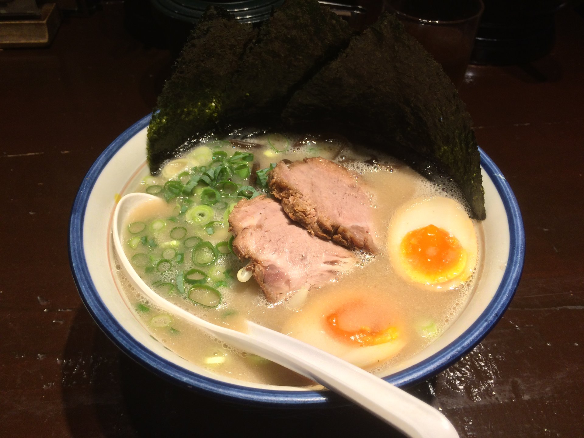 【渋谷・神泉】濃厚なのに飲み干してしまう豚骨スープで人気「麺の坊 砦」【ランチにオススメ！】
