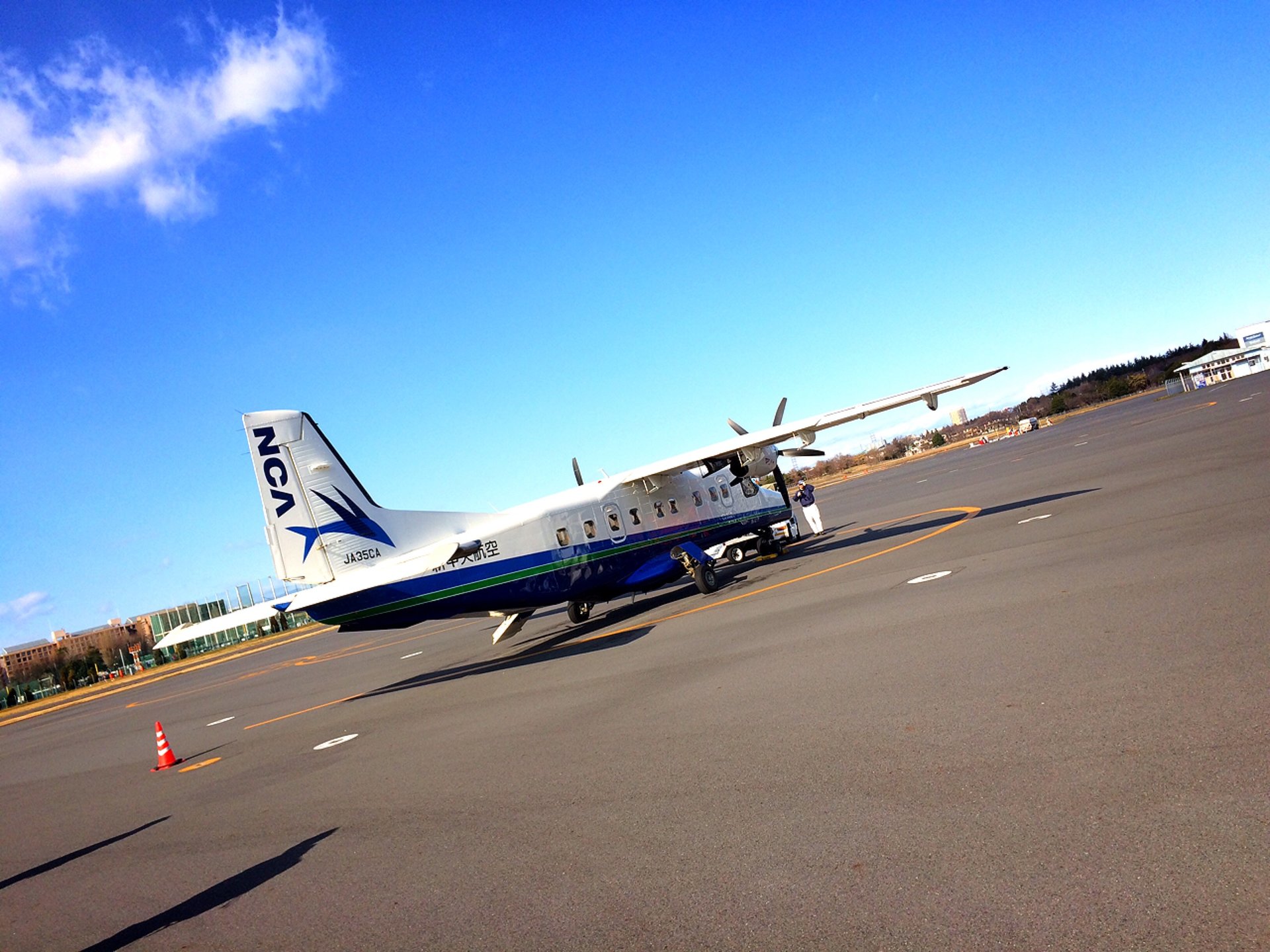 【プロペラ機で25分間の空の旅！】調布飛行場から自然豊かな伊豆大島に行こう！