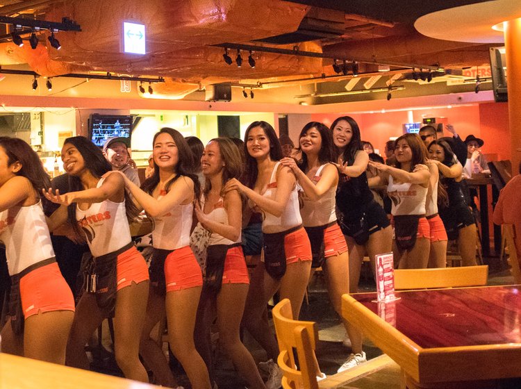 世界一ハッピーなレストラン バー Hooters フーターズ渋谷 へ 二次会 スポーツ観戦におすすめ Playlife プレイライフ