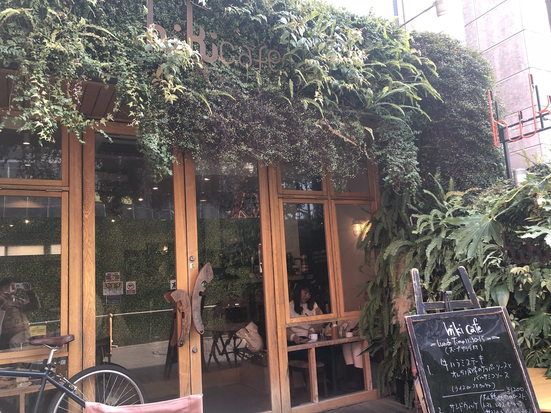 渋谷・宇田川町で緑に囲まれた隠れ家カフェを発見！おしゃれビストロランチを堪能！