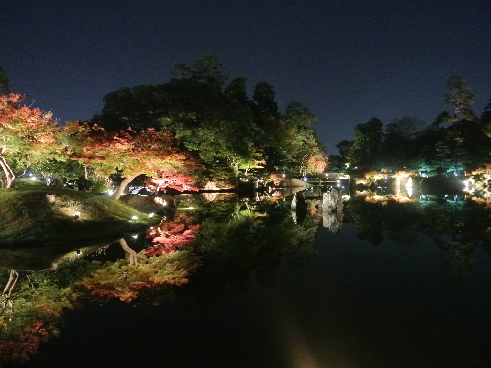 超穴場な関西紅葉ライトアップ！美しすぎる【玄宮園】はデートで行きたい♡