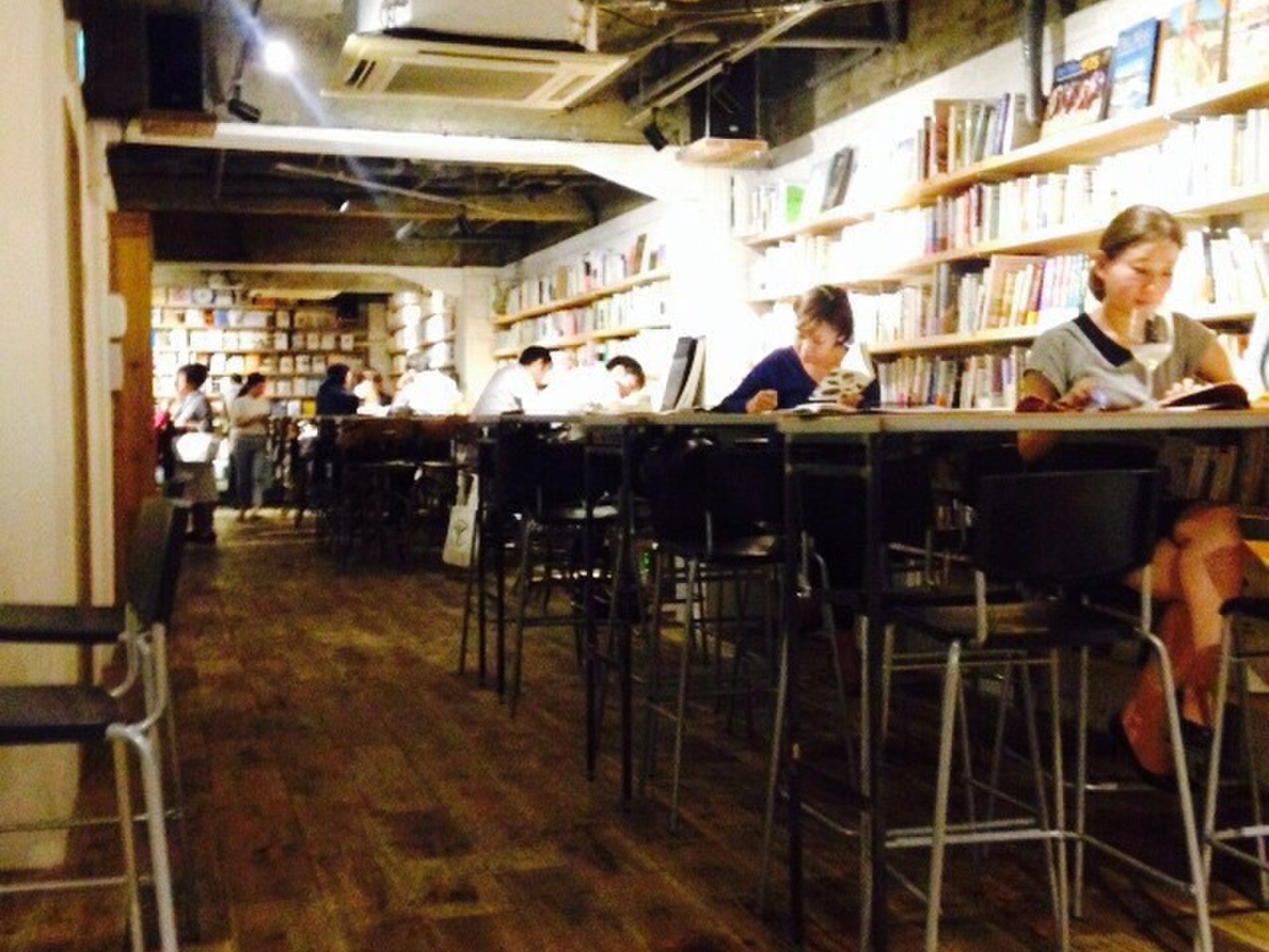 本の森で癒されよう。渋谷の夜の図書館「森の図書室」で読書を楽しむ！【飲食も可能】