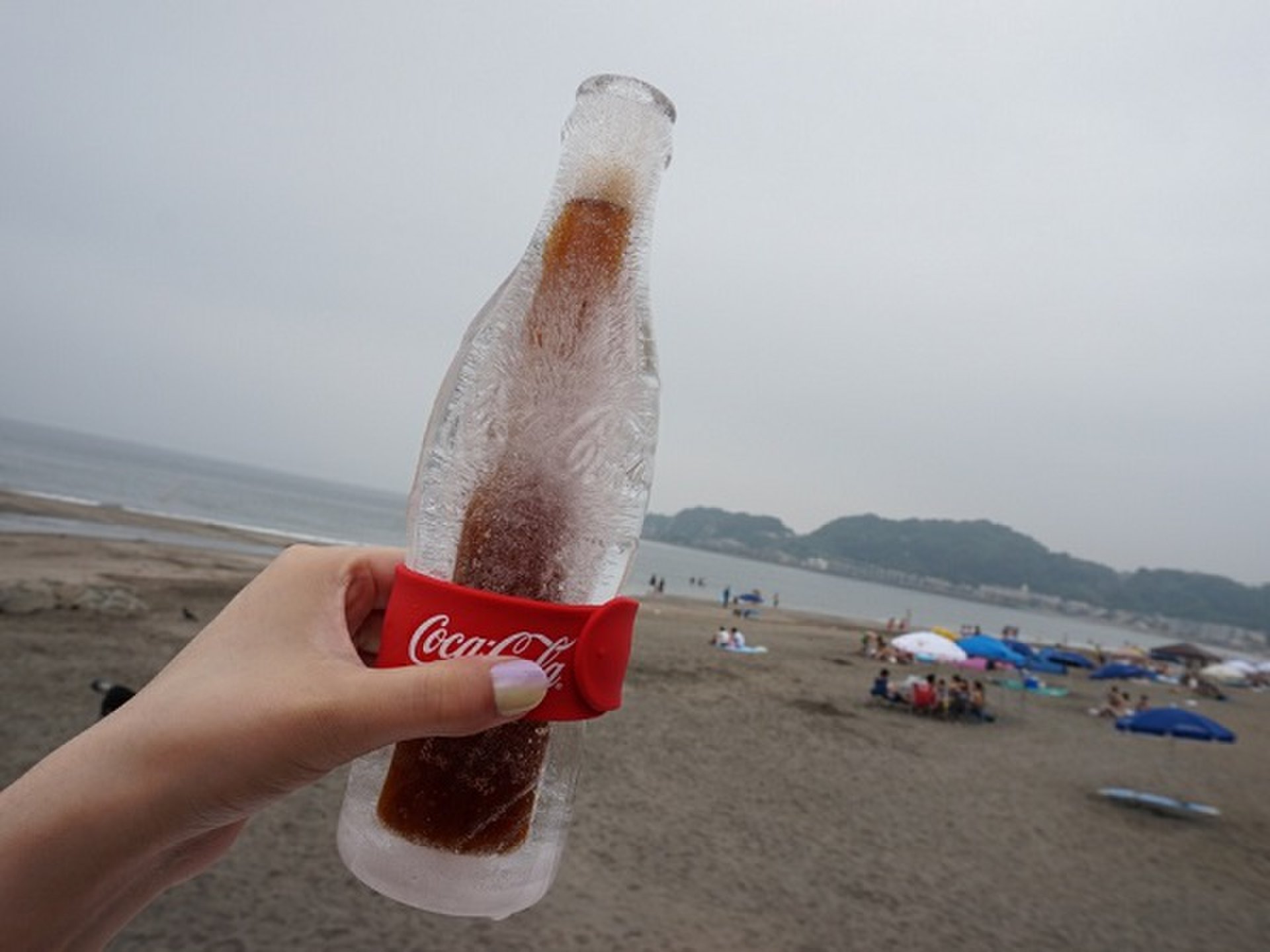 コカ・コーラ『氷のコンツアーボトル』でキンキンに冷えたコカ・コーラを飲む！